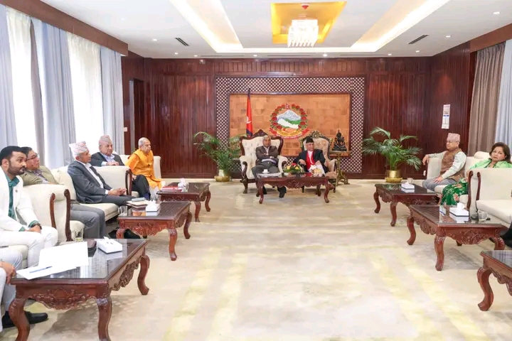 सत्तारूढ दलको बैठक प्रधानमन्त्रीको सरकारी निवास बालुवाटारमा सुरू