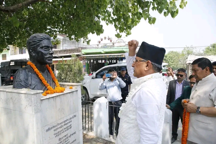 प्रचण्डद्वारा भिमदत्त पन्तको सालिकमा माल्यार्पण