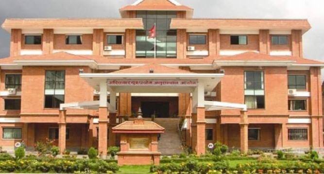 जिल्ला अदालतका कर्मचारी दुई लाख घुस सहित पक्राउ