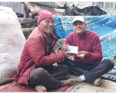 अशक्त पुरूषको घरमै पुगेर सीडीओले दिए नागरिकताको प्रतिलिपि