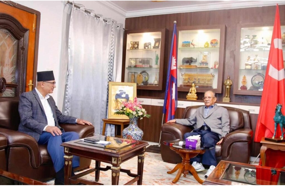 प्रचण्डलाई भेट्न निवासमै पुगे अर्थमन्त्री बिष्णु पौडेल