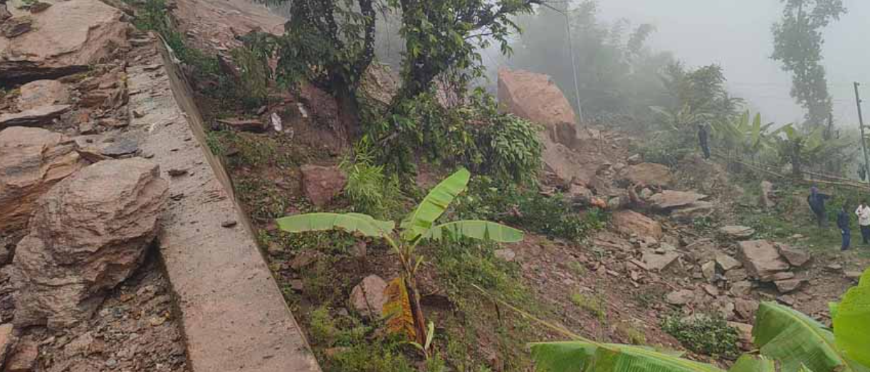 मध्यपहाडी लोक मार्गअन्तर्गत जयराम–हलेसी सडक खण्ड अवरुद्ध