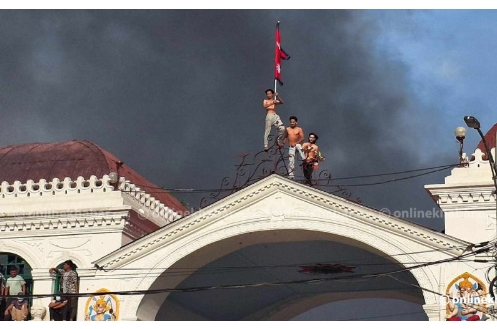 सिंहदरबारको मूल गेटमा चढेर जेनजी प्रदर्शनकारीले फहराए राष्ट्रिय झण्डा