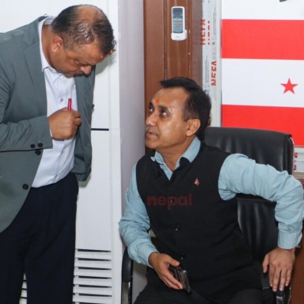 कांग्रेसमा विशेष महाधिवेशन गर्न भन्दै हल बुकिङ देउवालाइ जानकारी गराउदै महामन्त्री