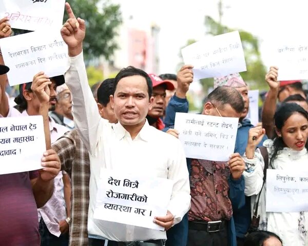 प्रधानमन्त्री बालेनको राजीनामा माग्दै माइतीघरमा नेकपाको प्रदर्शन