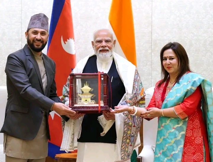 मोदीलाई रवि लामिछानेले पशुपतिनाथ मन्दिरको क्राफ्ट उपहार दिए