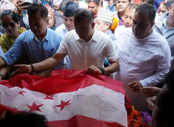गोपालमान श्रेष्ठको पार्थिव शरीरमा सभापति गगन थापाले ओढाए पार्टीको झन्डा