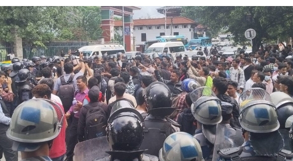 गणेश नेपालीको न्यायको माग गर्दै वीर अस्पताल अगाडि प्रदर्शन