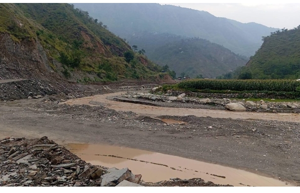 बाढी-पहिरोले मुख्य राजमार्गका यी ठाउँहरुमा सडक अवरुद्ध भयका छन