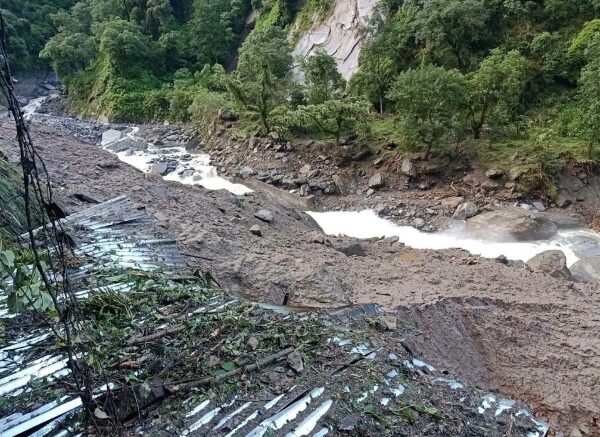 गौरीशंकरमा बाढीपहिरो : एकजना बेपत्ता, ४ जना जोखिमपुर्ण स्थानमा उद्वारको प्रखाईमा