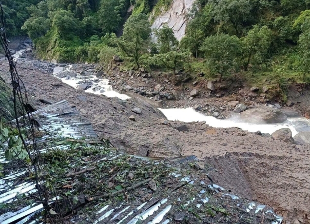 गौरीशंकरमा बाढीपहिरो : एकजना बेपत्ता, ४ जना जोखिमपुर्ण स्थानमा उद्वारको प्रखाईमा