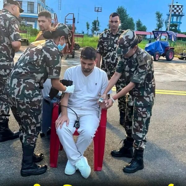 सेनाकाे हेलिकाेप्टरमार्फत काठमाडाैँ ल्याईयका भौतिक पुर्बधार मन्त्री लम्सालको वीरेन्द्र अस्पताल छाउनीमा उपचार हुँदै