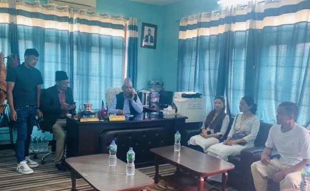 वेपत्ता भएका नागरिक खोज्न बाढि प्रभाबित क्षेत्रमा पुगे जिरीका मेयर 