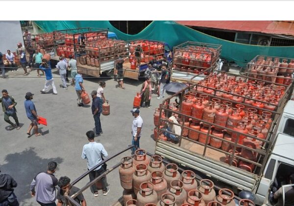 आयल निगम र उद्योगीको मिलेमतोमा बढाइयो ग्यासको मूल्य बिपतमा नागरिकलाई सास्ती
