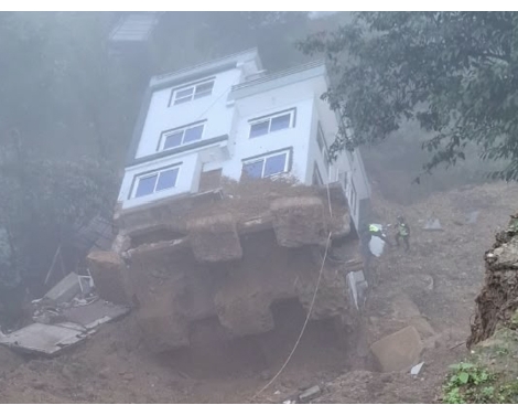 ललितपुरमा साढे दुई तले घर ढल्यो