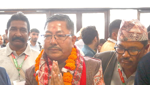 गगनसँग सभापति लडेका खड्गी भन्छन्– मतमा पराजित भए पनि राजनीति जितेँ
