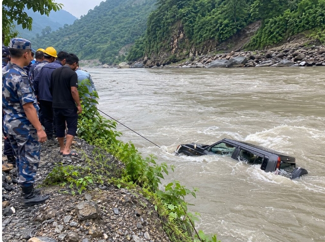 सुनकोशीमा खस्यो जिप : खोटाङका ३ किशोरको मृत्यु, ३ जना बेपत्ता