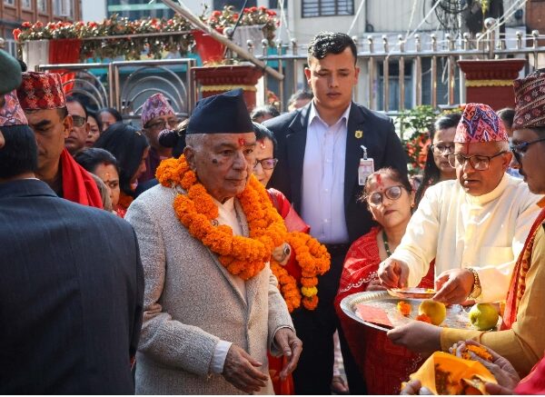 राष्ट्रपति पौडेलले गुरु पुरोहितबाट टीका र जमरा ग्रहण गर्ने